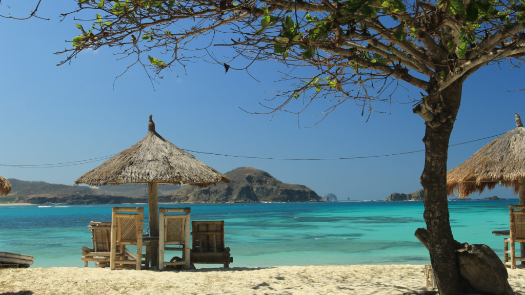 jelajah lombok, bandara lombok, desa tenun sukarara, desa adat sade, pantai mawun, pantai kuta mandalika, bukit seger, sirkuit mandalika, pantai tanjung aan, bukit merese, teluk nare, bukit malimbu, bukit setangi, gili trawangan, kain tenun sasak lombok,