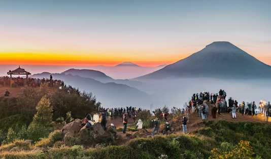 eksplor dieng, bukit sikunir, candi arjuna, telaga warna, kawah sikidang,