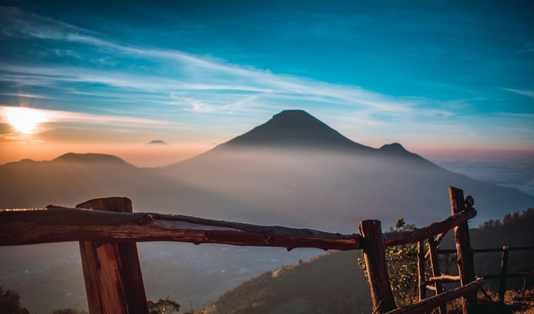 eksplor dieng, bukit sikunir, candi arjuna, telaga warna, kawah sikidang,