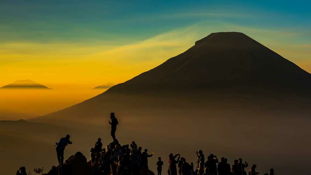 eksplor dieng, bukit sikunir, candi arjuna, telaga warna, kawah sikidang,