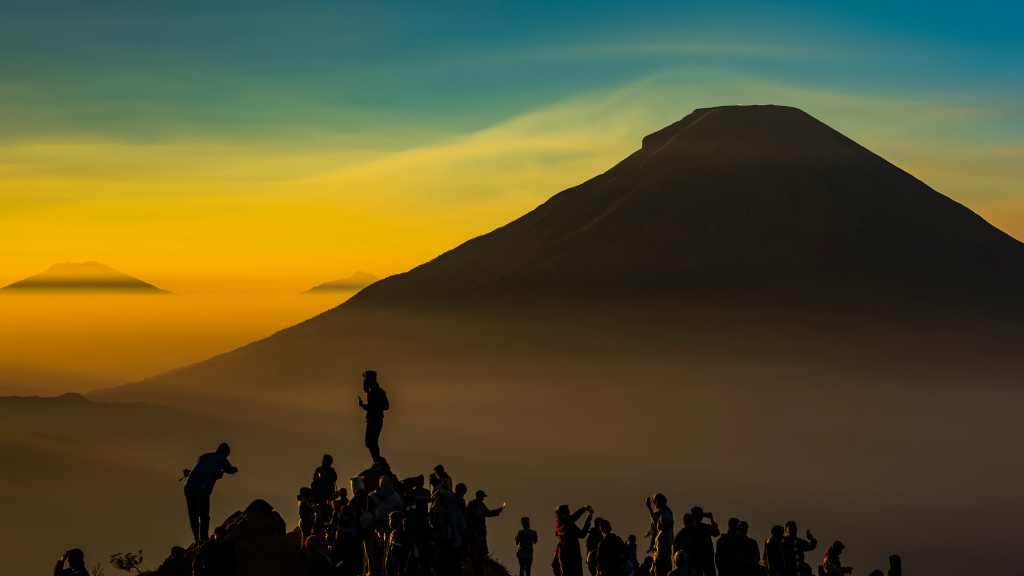 eksplor dieng, bukit sikunir, candi arjuna, telaga warna, kawah sikidang,