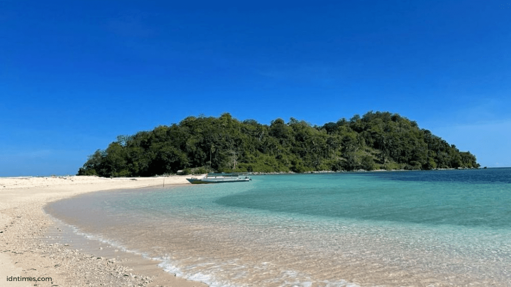 city tour gorontalo, masjid raya baiturrahim, kota serambi madinah, bandara jalaludin isimu, menara keagungan, benteng otanaha, danau limboto, desa iluta, pulau mohinggito, pulau bogisa, pantai pasir putih, pulau taman laut olele, desa olele, taman laut nasional olele,