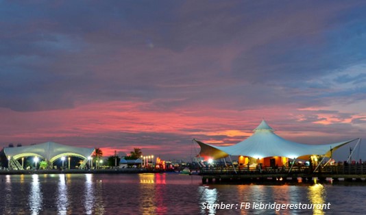 Le Bridge Cafe Cafe Ancol Pinggir Pantai