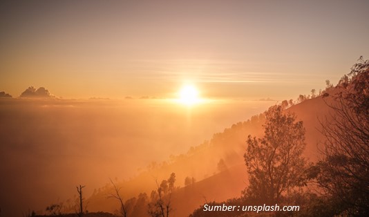 Sunrise yang indah di kawah ijen