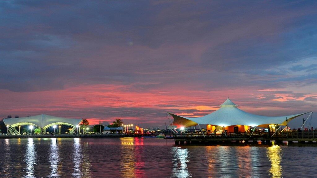 cafe ancol pinggir pantai