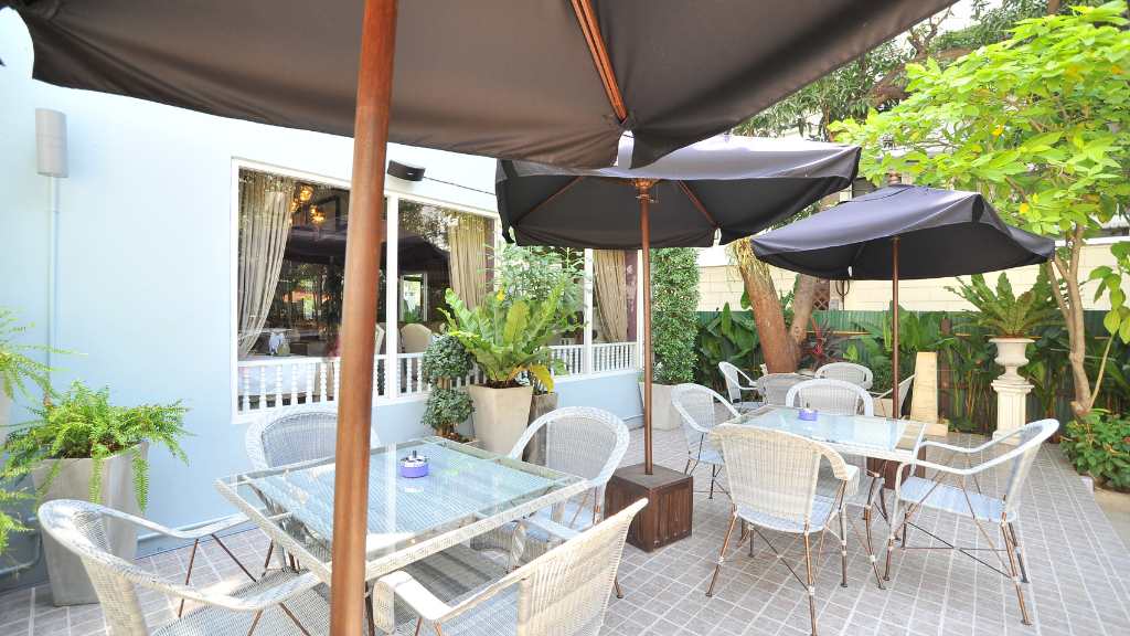 cafe outdoor di cempaka putih