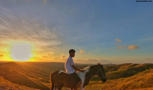 Open Trip Jelajah Sumba Cuma 3 Juta? Nih Paketnya! 8 open trip jelajah sumba, pulau sumba, negeri seribu bukit, ratenggaro, pantai pero, mandorak, weekuri, praijing, wairinding, puru kambera, waimarang, walakiri, bukit tenau, open trip exploring sumba, sumba island, land of a thousand hills, ratenggaro, pero beach, mandorak, weekuri, praijing, wairinding, puru kambera, waimarang, walakiri, tenau hills, Indonesian Sumba Trip Package