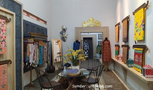 Bangga, ada Kain Tapis Lampung di Penobatan Raja Charles III! 4 Kerajinan Khas Batik Lampung, Kain Tapis Lampung