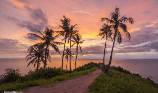 4 Hari 3 Malam Family Trip di Lombok, Pasti Cocok! 9 family trip lombok, kampung sade, pantai kuta mandalika, bukit merese, pantai selong belanak, pink beach, gili petelu, air terjun benang kelambu, desa wisata bonjeruk, kampung sukarara, bukit malimbu, pantai senggigi,