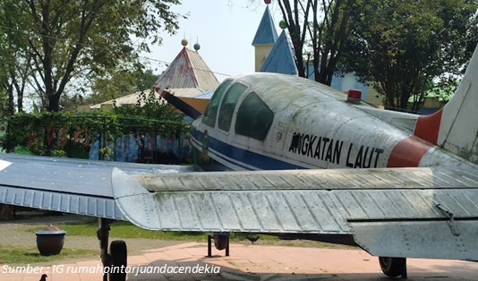 Monumen Pesawat Rumah Pintar Juanda Cendekia