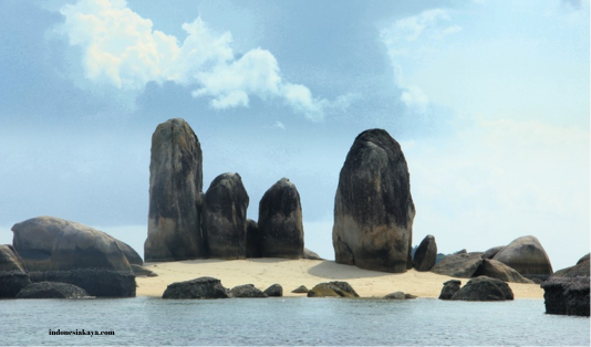 belitung, Pulau Bangka, Pantai Parai Tenggiri, Pantai Tanjung Pesona, Pantai Rambak, Pantai Tongaci, Pantai Penyusuk, Pulau Putri, Taman Hutan Pelawan, Danau Bukit Pading, Danau Kaolin,