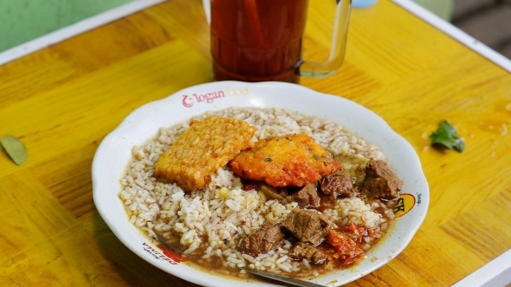 Warung Rawon Legendaris di Surabaya