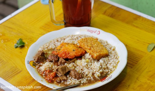 Warung Rawon Legendaris di kota Surabaya