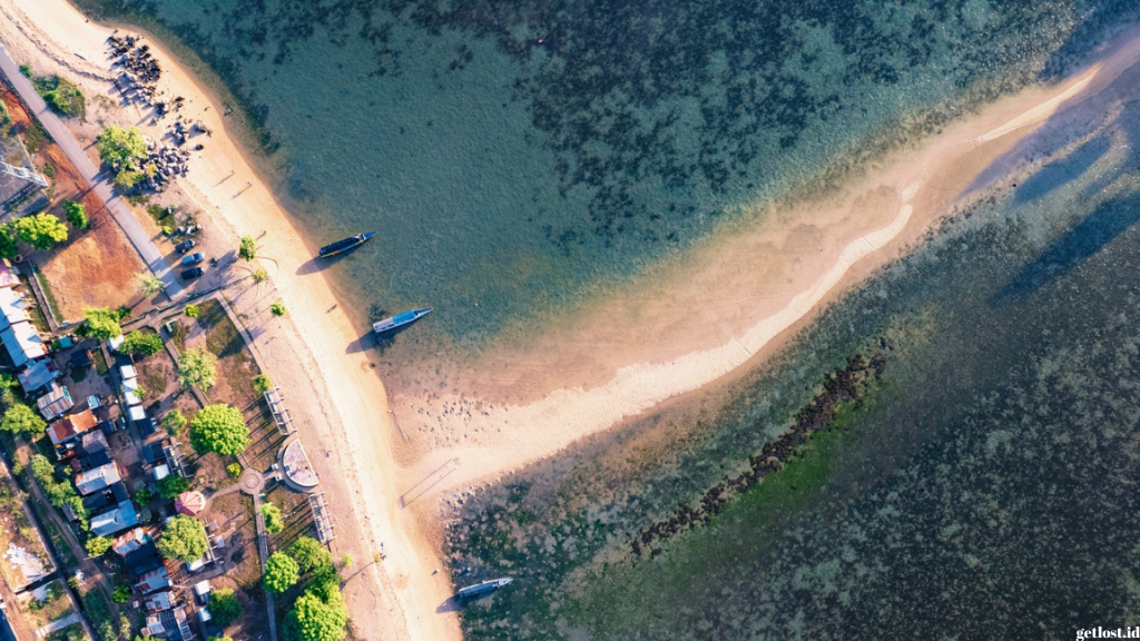 Pantai Lariti Punya Fenomena Laut Terbelah yang Bisa Kamu Nikmati