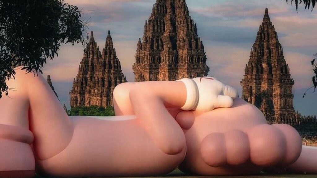 Boneka Kaws di Prambanan