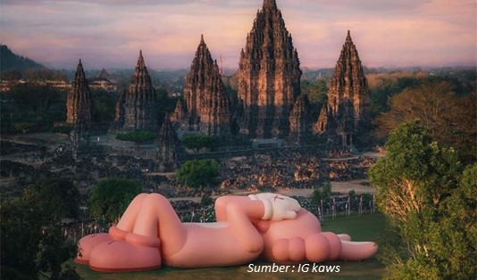 Pameran Kaws Holiday di Prambanan