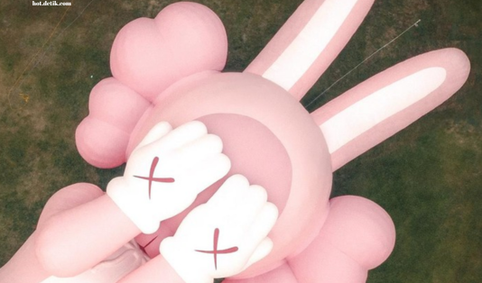 brian donelly, kaws, kaws: holiday, prambanan, candi prambanan, 