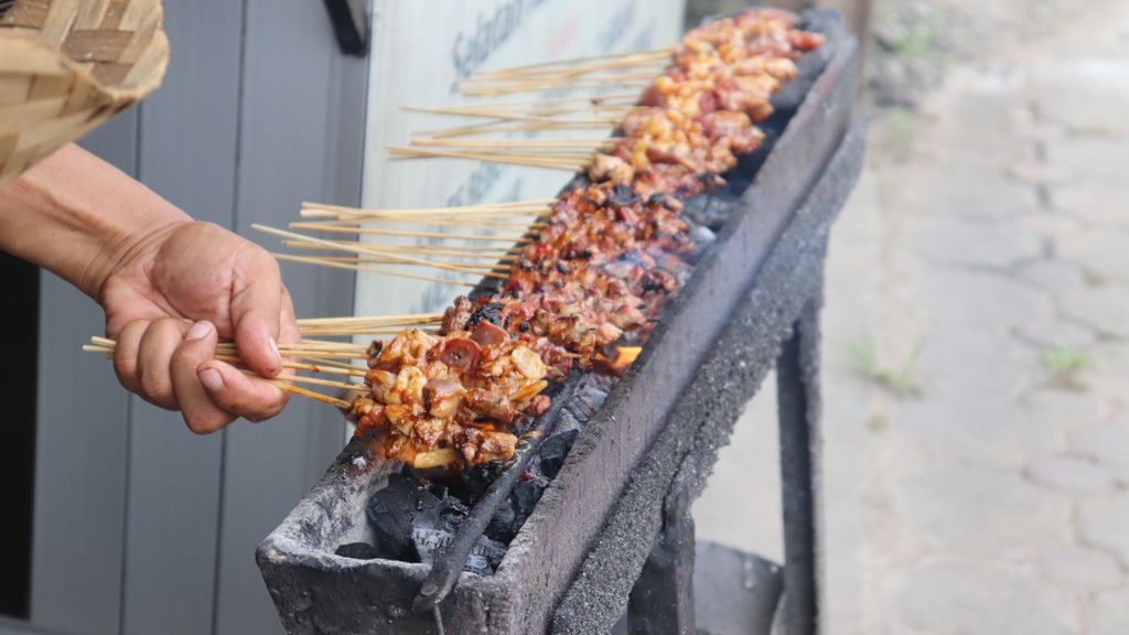 Cobain Macam-Macam Sate Khas Lombok Sambil Nonton MotoGP Mandalika 2023 Macam-macam Sate Khas Lombok