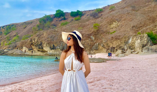 labuan bajo, pink beach,