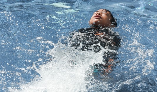 Nggak Cuma Bikin Senang, Saraf Kejepit Juga Bisa Diredakan dengan Berenang 3 Terapi Saraf Kejepit dengan Berenang