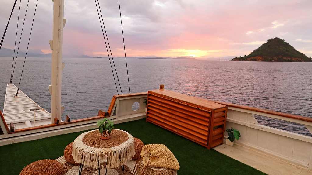 phinisi, island hopping live on board, pulau seribu,