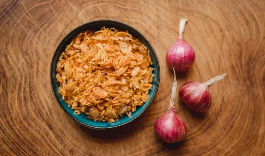 Juara Kondimen Sedunia, Ini 5 Tips Membuat Bawang Goreng Renyah dan Awet 2 bawang goreng, tips membuat bawang goreng,