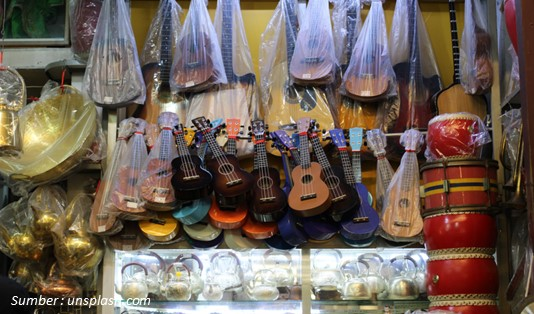 Beda Ukulele dengan Gitar