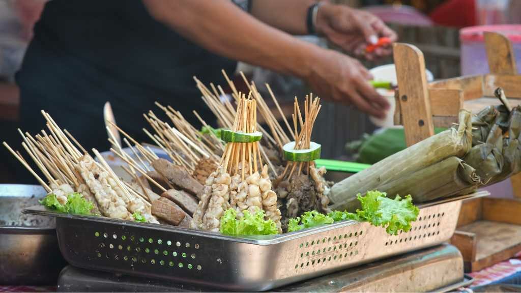 Ingin Banyak Cuan? Coba 5 Tips Jualan di Pinggir Jalan Saat Ramadhan!