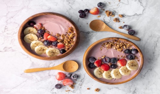 Smoothie Bowl Sayuran Hijau dengan Yogurt Yunani