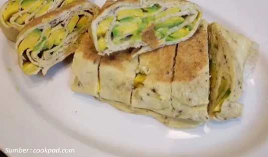 Telur Dadar Mediterania dengan Alpukat