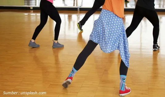 Manfaat Zumba, Aerobik, dan Yoga: Kenali Manfaatnya! 1 Zumba Seperti Berdansa Bersama, manfaat zumba