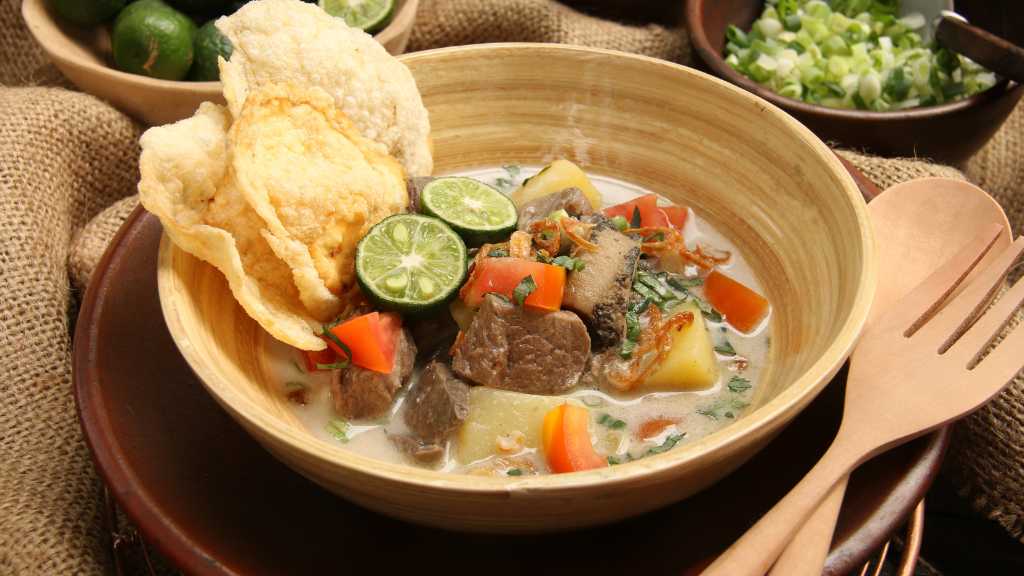 Ciri Khas Soto Betawi, Ada Bahan Tambahan yang Bikin Creamy!