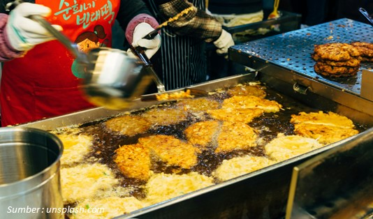 9 Pantangan Makanan dan Minuman Saat Radang Tenggorokan 2 Makanan Berlemak dan Gorenga