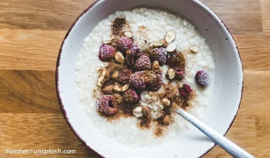 Membuat Oatmeal Instan Sarapan Praktis di Era Modern, Sehatkah? 1 Apa Perbedaan Antara Oatmeal Instan dan Oatmeal Biasa