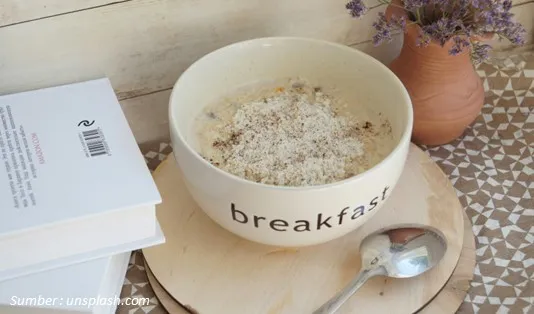 Membuat Oatmeal Instan Sarapan Praktis di Era Modern, Sehatkah? 4 Tips Memilih dan Membuat Oatmeal Instan yang Sehat