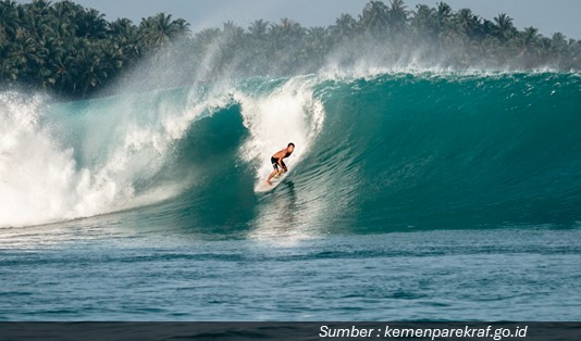 5 Wisata Ekstrem di Indonesia yang Wajib Dicoba untuk Pecinta Adrenalin Bahagia 4 Berselancar di Mentawai Sumatera Barat