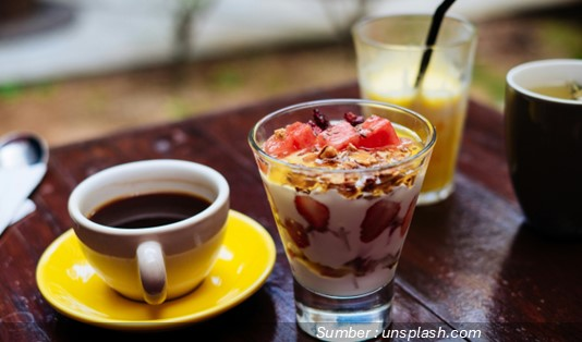 Resep 3 Minuman Probiotik Alami Terbaik untuk Kesehatan Pencernaan 4 Cara Membuat Yogurt Alami