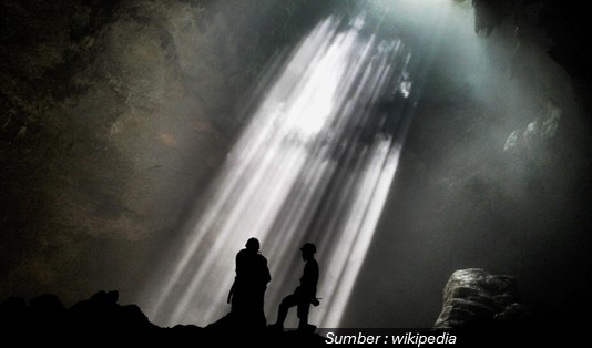 5 Wisata Ekstrem di Indonesia yang Wajib Dicoba untuk Pecinta Adrenalin Bahagia 2 Goa Jomblang Yogyakarta