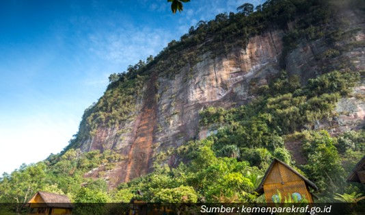 5 Wisata Ekstrem di Indonesia yang Wajib Dicoba untuk Pecinta Adrenalin Bahagia 5 Panjat Tebing Lembah Harau Sumatera Barat