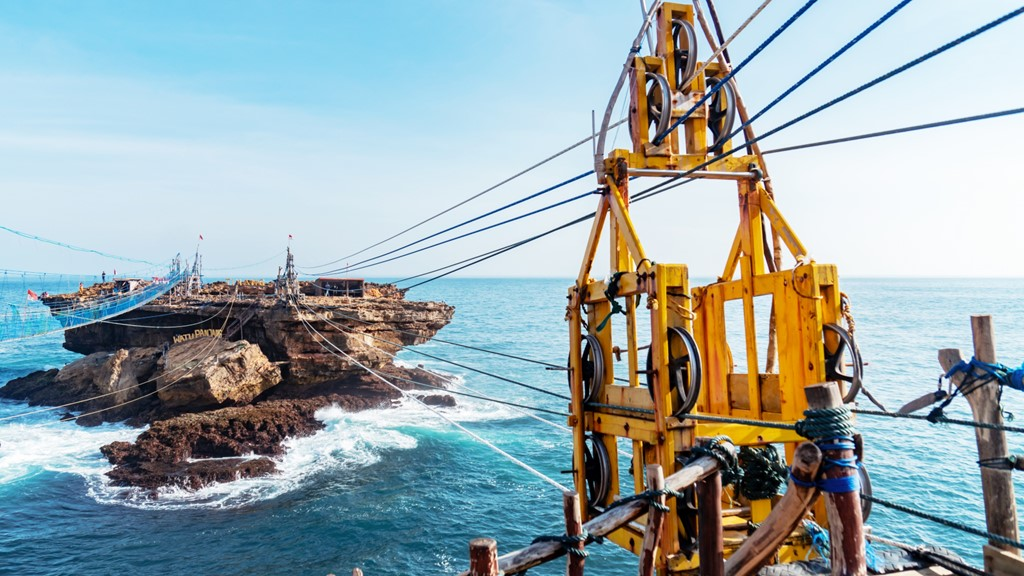 5 Wisata Ekstrem di Indonesia yang Wajib Dicoba untuk Pecinta Adrenalin Bahagia Wisata Ekstrem di Indonesia yang Wajib Dicoba