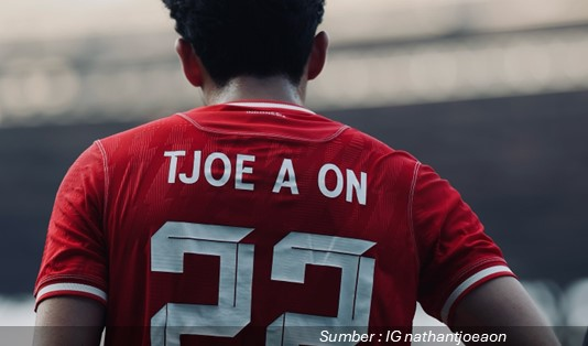5 Pemain Tengah Timnas Indonesia yang Menjadi Maestro Lapangan Hijau 4 Nathan Tjoe-A-On