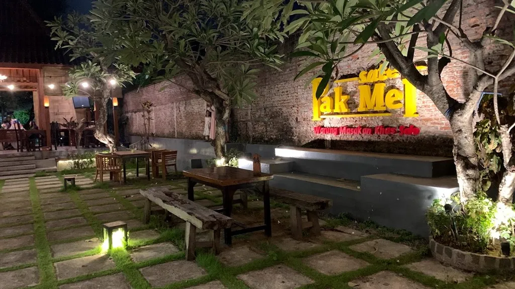 Wisata Kuliner yang Menggoda! 5 Tempat Makan Favorit Dekat Masjid Agung Surabaya Tempat Makan Favorit di Dekat Masjid Agung Surabaya