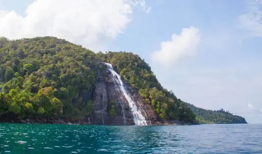 5 Air Terjun di Indonesia yang Airnya Langsung Jatuh ke Laut 5 Air Terjun di Indonesia yang Airnya Langsung Jatuh ke Laut, curug, air terjun, Air Terjun Jogan, Gunungkidul, Yogyakarta, Air Terjun Banyu Tibo, Pacitan, Jawa Timur, Air Terjun Toroan, Madura, Jawa Timur, Air Terjun Banyu Anjlok, Malang, Air Terjun Mursala, Tapanuli Tengah, Sumatera Utara