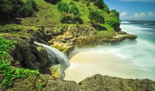 5 Air Terjun di Indonesia yang Airnya Langsung Jatuh ke Laut 2 Air Terjun di Indonesia yang Airnya Langsung Jatuh ke Laut, curug, air terjun, Air Terjun Jogan, Gunungkidul, Yogyakarta, Air Terjun Banyu Tibo, Pacitan, Jawa Timur, Air Terjun Toroan, Madura, Jawa Timur, Air Terjun Banyu Anjlok, Malang, Air Terjun Mursala, Tapanuli Tengah, Sumatera Utara