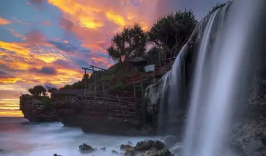 5 Air Terjun di Indonesia yang Airnya Langsung Jatuh ke Laut 1 Air Terjun di Indonesia yang Airnya Langsung Jatuh ke Laut, curug, air terjun, Air Terjun Jogan, Gunungkidul, Yogyakarta, Air Terjun Banyu Tibo, Pacitan, Jawa Timur, Air Terjun Toroan, Madura, Jawa Timur, Air Terjun Banyu Anjlok, Malang, Air Terjun Mursala, Tapanuli Tengah, Sumatera Utara