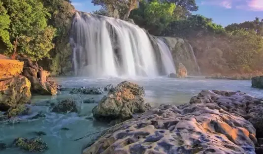 5 Air Terjun di Indonesia yang Airnya Langsung Jatuh ke Laut 3 Air Terjun di Indonesia yang Airnya Langsung Jatuh ke Laut