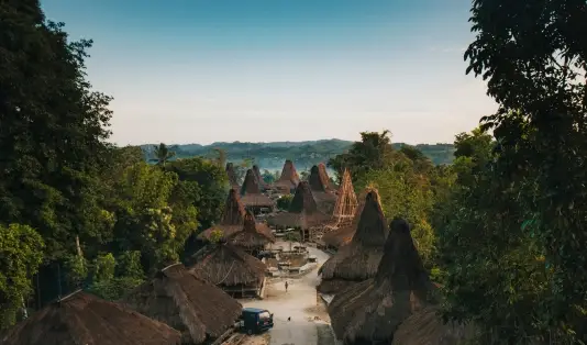 Sumba Masuk Daftar Destinasi Terbaik yang Harus Dikunjungi di 2025 Versi TimeOut & Forbes! 1 Sumba Masuk Daftar Destinasi Terbaik yang Harus Dikunjungi di 2025, sumba, destinasi terbaik, Air Terjun Mata Jitu, Pulau Kenawa, Pantai Pink, Savana Puru Kambera, Nusa Tenggara Timur, Danau Weekuri, Sumba Masuk Daftar Destinasi Terbaik yang Harus Dikunjungi di 2025