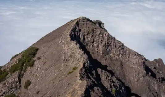 Gunung dengan Jalur Pendakian Tersulit di Indonesia, Gunung dengan Jalur Pendakian Tersulit, Gunung Carstensz Pyramid, papua, puncak jaya, Gunung Kerinci, Gunung semeru, Sumatera, Jawa timur, Gunung Rinjani, lombok, gunung tambora, gunung merapi, sumbawa, jawa tengah, Gunung toba, Tips naik gunung, Binaiya, leuser, gunung arjuno