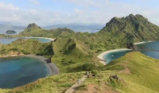 Taman Nasional Komodo Dinobatkan Sebagai Tempat Terindah di Dunia 2025! 1 Time Out, Taman Nasional Komodo, labuan bajo, nusa tenggara timur, tempat terindah di dunia 2025, The Cauldron, Pulau Padar, Pulau Rinca, komodo, Pulau Komodo, Hà Giang, Vietnam, Lembah Panukha, Bhutan, Punakha Valley, Bhutan, Taman Nasional Zhangye, China, Three Whale Rock, Thailand, Koh Rong Samloen, Kamboja, Ella, Sri Lanka, Kinkaku-ji, Jepang, Registan Square, Uzbekistan, Jaipur, India, Hoi An, Vietnam
