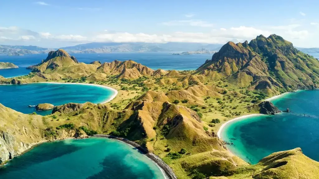 Taman Nasional Komodo Dinobatkan Sebagai Tempat Terindah di Dunia 2025! Time Out, Taman Nasional Komodo, labuan bajo, nusa tenggara timur, tempat terindah di dunia 2025, The Cauldron, Pulau Padar, Pulau Rinca, komodo, Pulau Komodo, Hà Giang, Vietnam, Lembah Panukha, Bhutan, Punakha Valley, Bhutan, Taman Nasional Zhangye, China, Three Whale Rock, Thailand, Koh Rong Samloen, Kamboja, Ella, Sri Lanka, Kinkaku-ji, Jepang, Registan Square, Uzbekistan, Jaipur, India, Hoi An, Vietnam